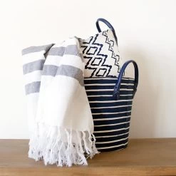 CESTO MARWAN POLIÉSTER 34X26CM -Tienda De Decoración cesto marwan rayas 2col 3