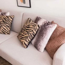 COJÍN QUEZAL POLIÉSTER 45CM -Tienda De Decoración cojin quezal gris 45cm 3