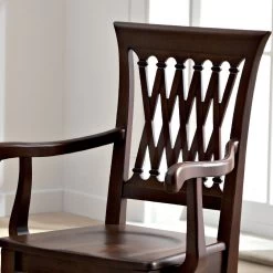 Silla Clásica Con Reposabrazos De Madera Maciza Y Respaldo Decorado - Geode -Tienda De Decoración sedia classica con braccioli in legno massello e schienale decorato geode 2