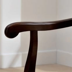 Silla Clásica Con Reposabrazos De Madera Maciza Y Respaldo Decorado - Geode -Tienda De Decoración sedia classica con braccioli in legno massello e schienale decorato geode 3